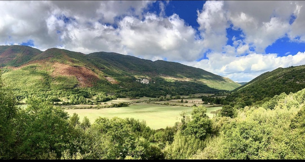 Campo sportivo di Villerose con panorama montano