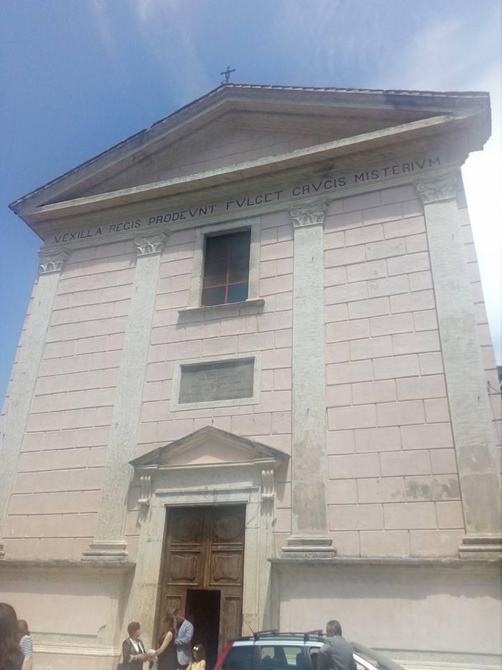 Facciata della chiesa nel centro del paese