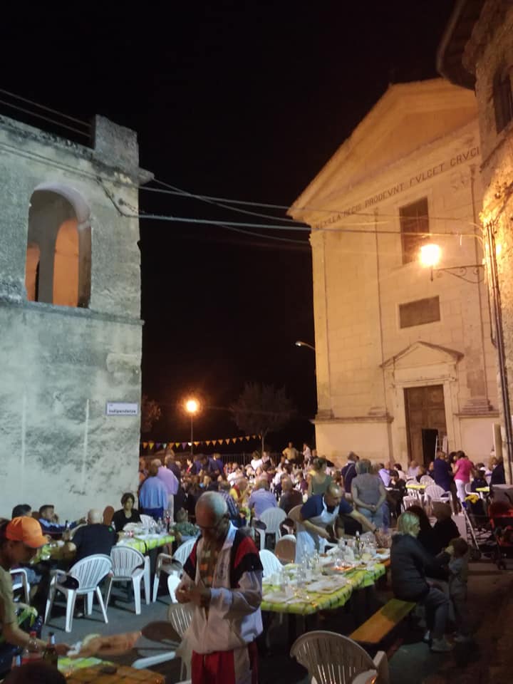 Tavolata durante una festa estiva a Villerose
