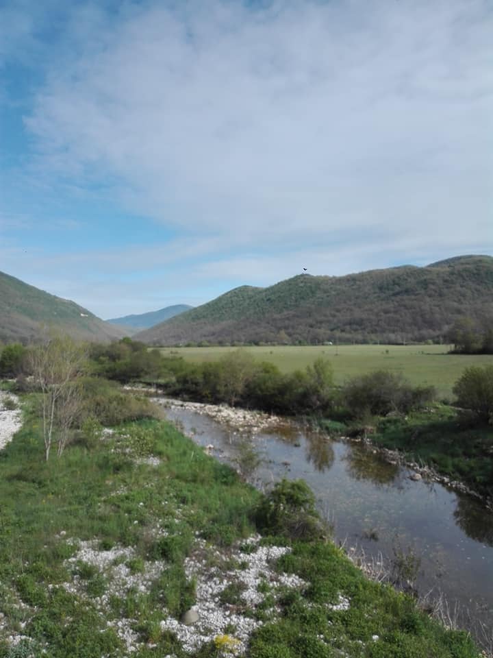 Tratto di fiume nella valle del Salto durante un itinerario giornaliero