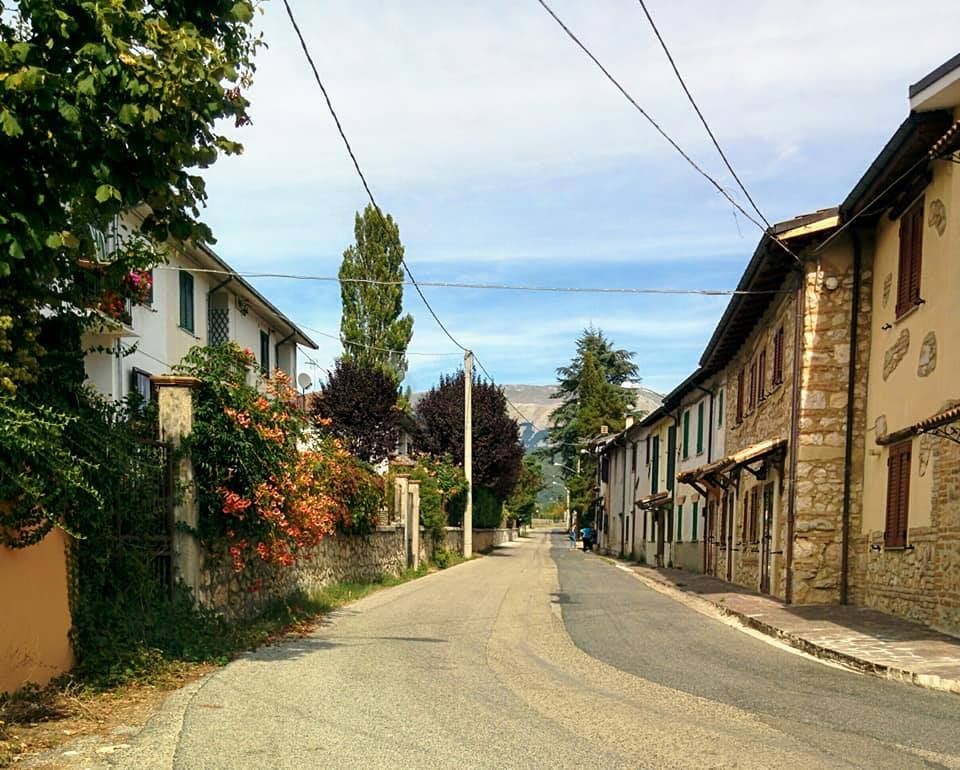 Via residenziale di Villerose con case in pietra