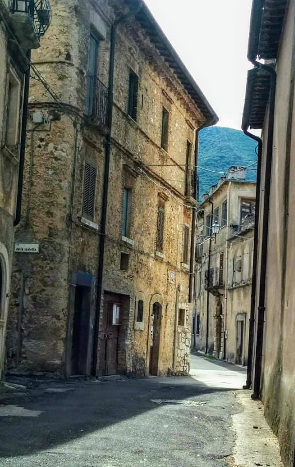 Scorcio tra le vie storiche del centro di Villerose
