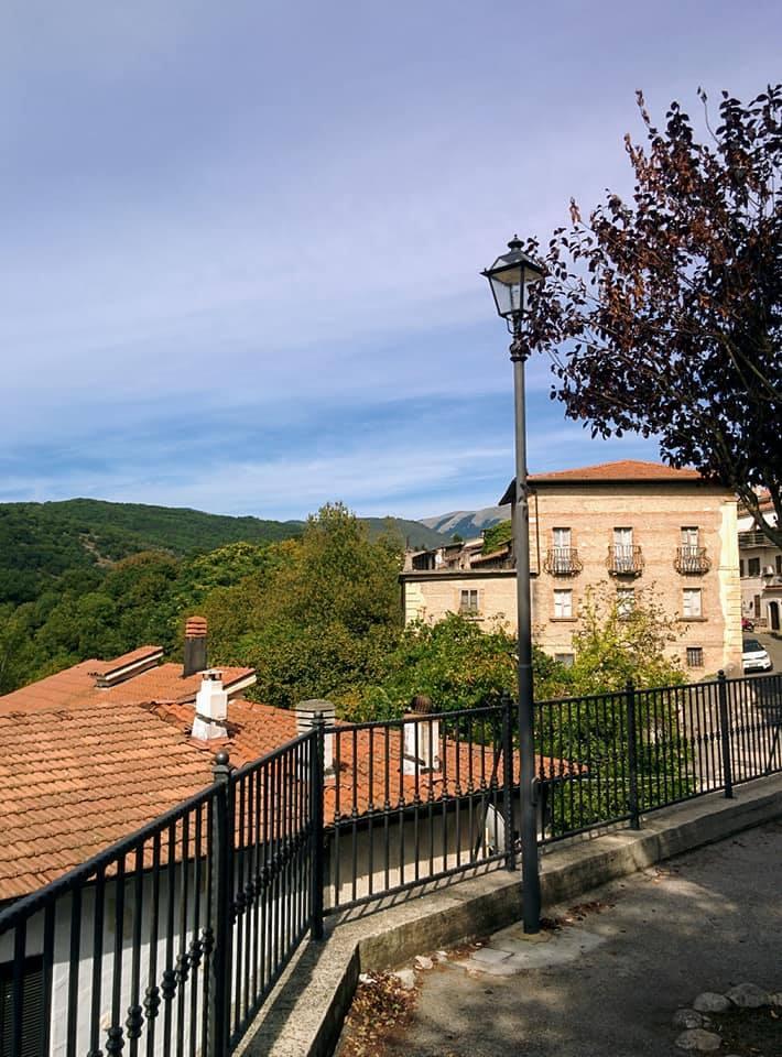 Affaccio del paese di Villerose verso il paesaggio circostante