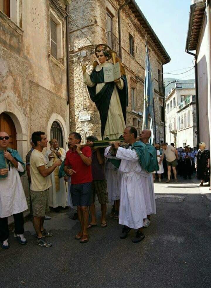 Processione tradizionale nel centro del paese di Villerose
